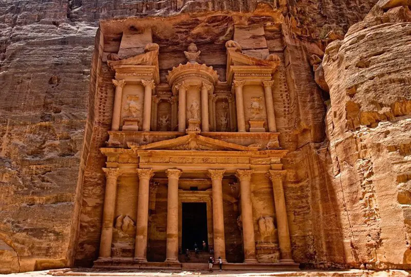 Petra’s main temple Al-Khazneh, exclusive experience on private Jordan and Egypt travel packages